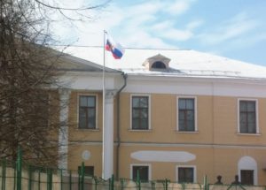 «Сувенирный» флаг России вместо Знамени Мира