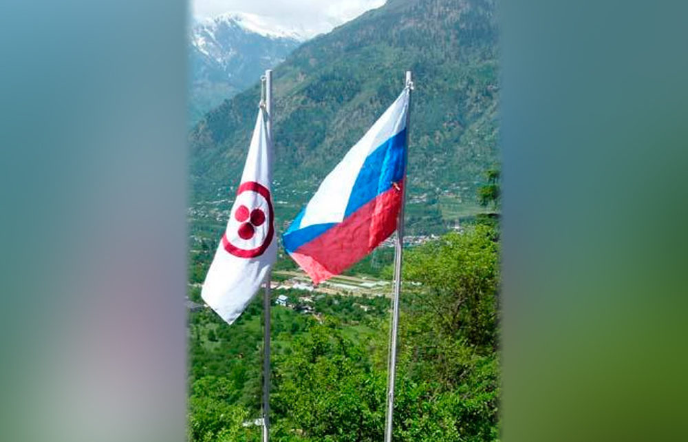 Знамя Мира и Российский флаг