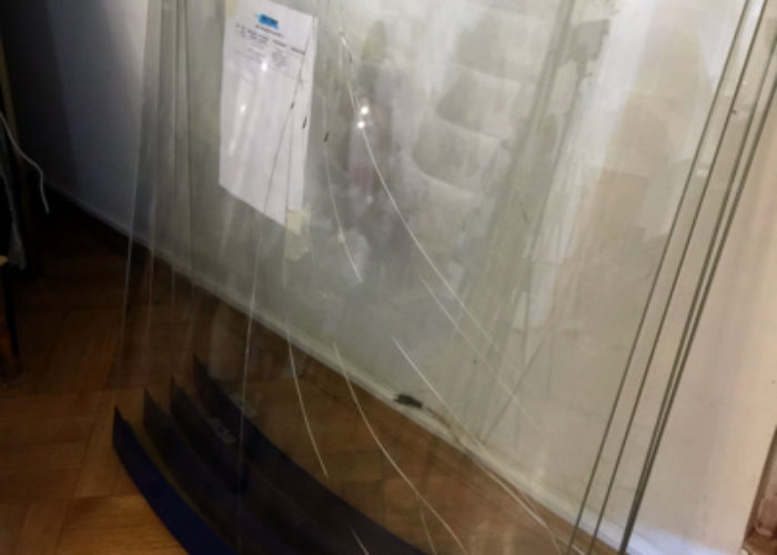 Разбитые стекла (части антивандальной витрины)